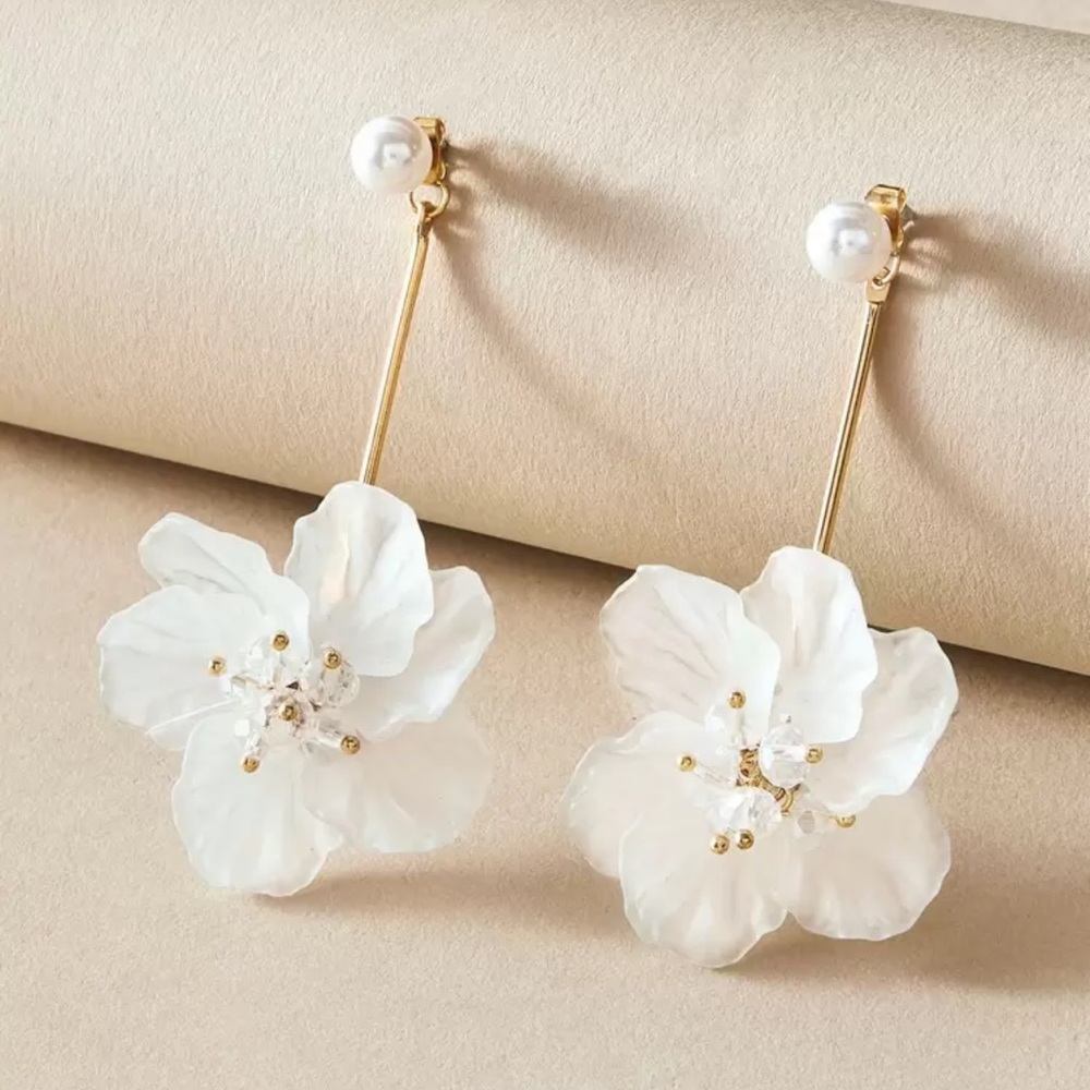 Elegant White Floral Drop Earrings